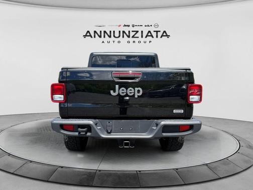 Black Clearcoat 2022 Jeep Gladiator Overland