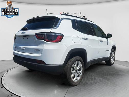 Bright White Clearcoat 2025 Jeep Compass Latitude