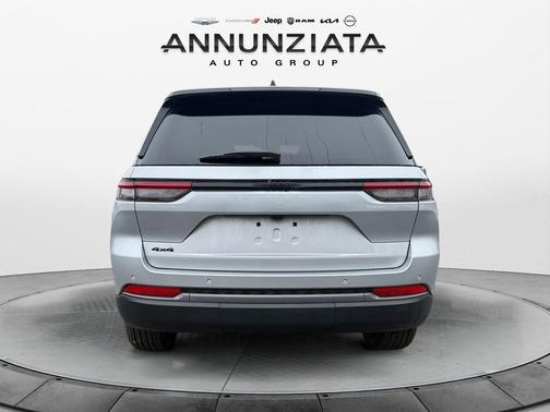 2026 Jeep Grand Cherokee Laredo