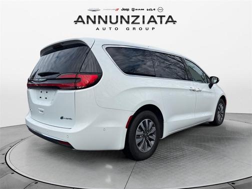 2023 Chrysler Pacifica Hybrid Touring L