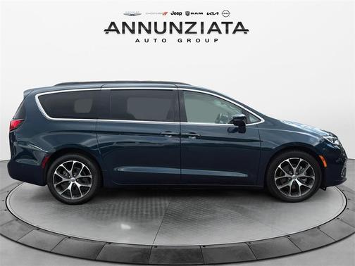 2022 Chrysler Pacifica Touring-L