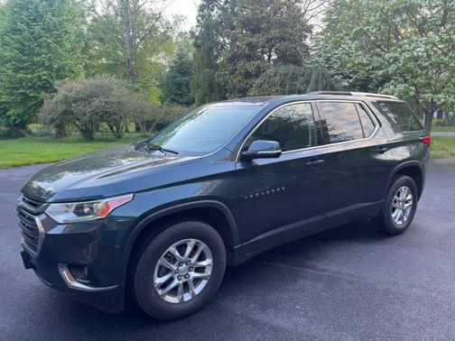 Gray 2018 Chevrolet Traverse LT Cloth