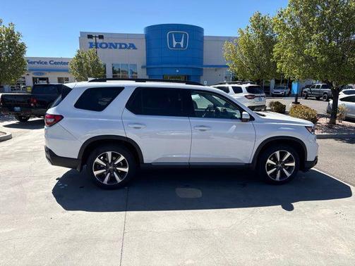 Platinum White Pearl 2023 Honda Pilot Touring 8-Passenger