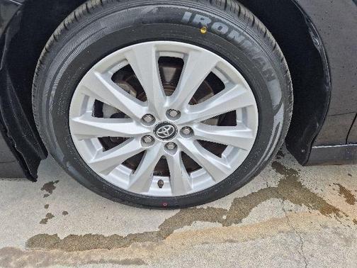Midnight Black Metallic 2018 Toyota Camry LE