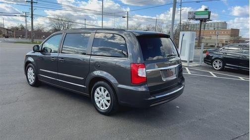 2016 Chrysler Town & Country Touring