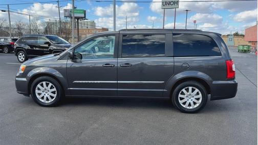 2016 Chrysler Town & Country Touring