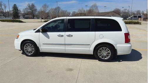 2014 Chrysler Town & Country Touring-L