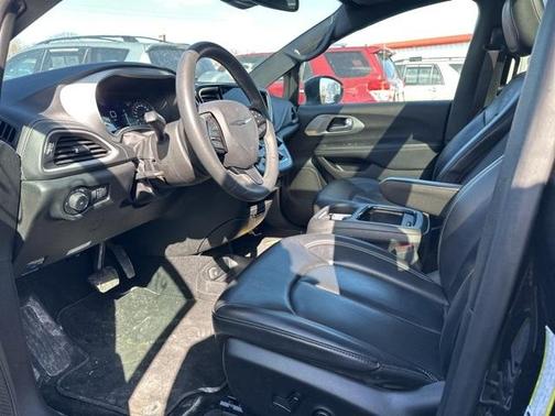 2023 Chrysler Pacifica Touring-L