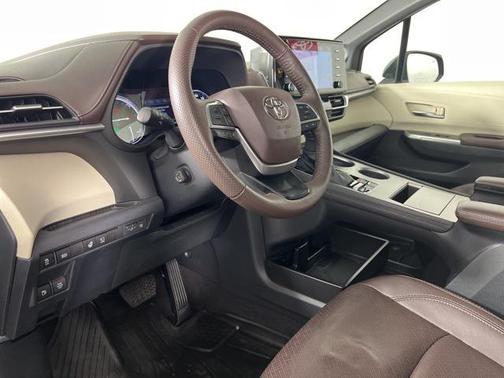 2023 Toyota Sienna Platinum 7 Passenger