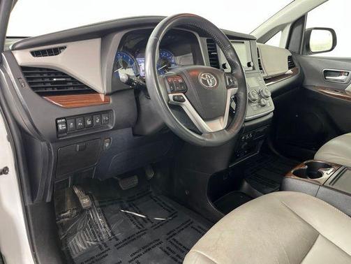 Blizzard Pearl 2017 Toyota Sienna Limited Premium