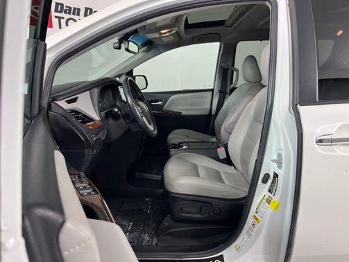 Blizzard Pearl 2017 Toyota Sienna Limited Premium