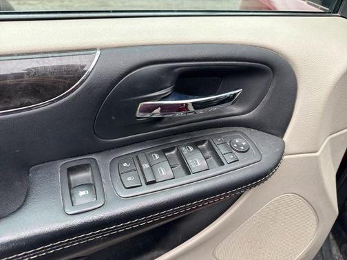 2016 Chrysler Town & Country Touring