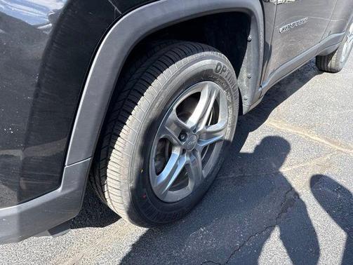 Diamond Black Crystal Pearlcoat 2024 Jeep Compass Latitude