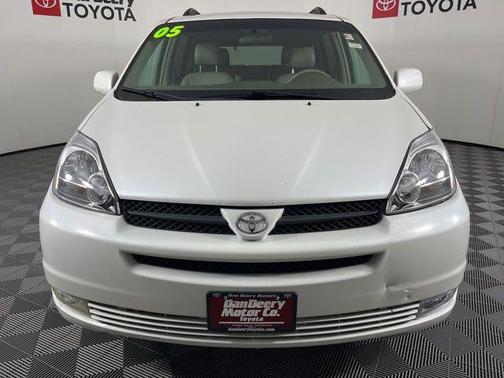 Arctic Frost Pearl 2005 Toyota Sienna XLE