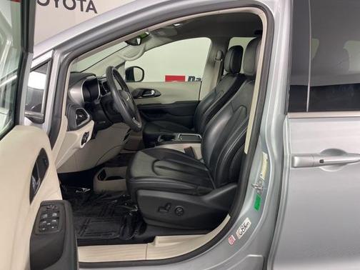 2023 Chrysler Pacifica Touring-L