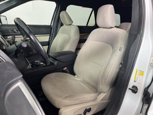Oxford White 2019 Ford Explorer XLT