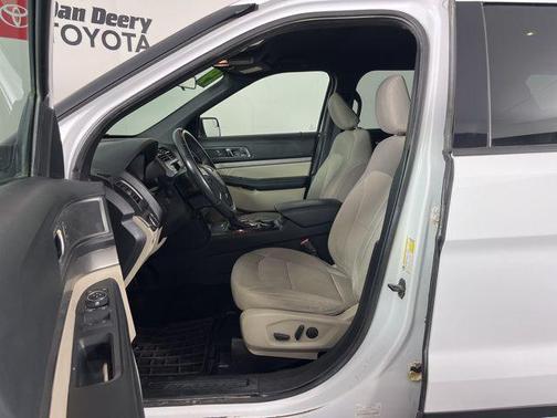 Oxford White 2019 Ford Explorer XLT