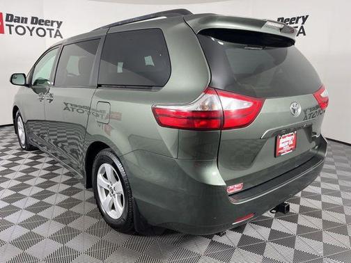 2018 Toyota Sienna LE