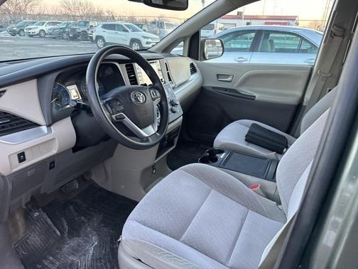 2018 Toyota Sienna LE