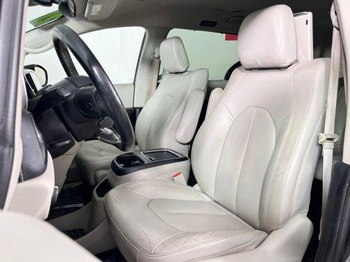 Brilliant Black Crystal Pearlcoat 2021 Chrysler Pacifica Touring L