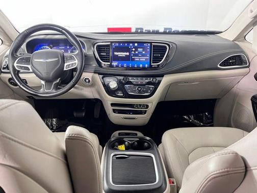 Brilliant Black Crystal Pearlcoat 2021 Chrysler Pacifica Touring L