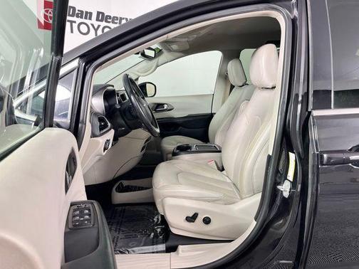 Brilliant Black Crystal Pearlcoat 2021 Chrysler Pacifica Touring L