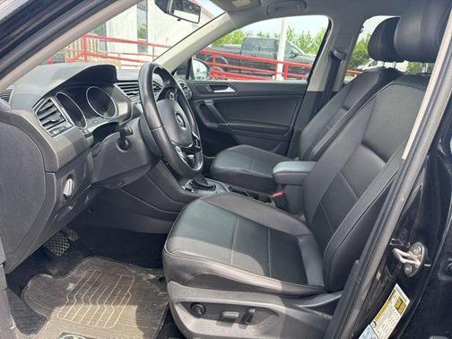 Deep Black Pearl 2020 Volkswagen Tiguan 2.0T SE 4MOTION