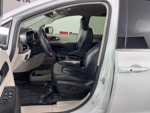 2023 Chrysler Pacifica Touring-L