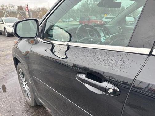 Midnight Black Metallic 2017 Toyota Highlander SE