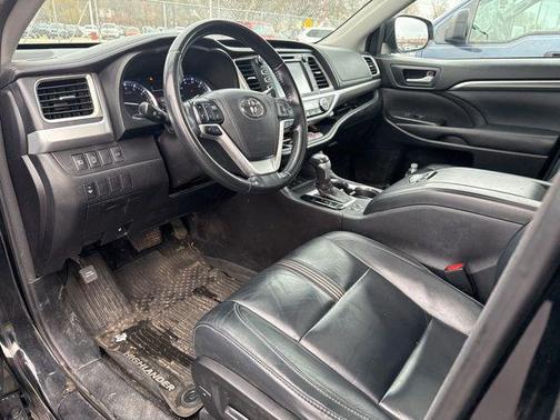 Midnight Black Metallic 2017 Toyota Highlander SE
