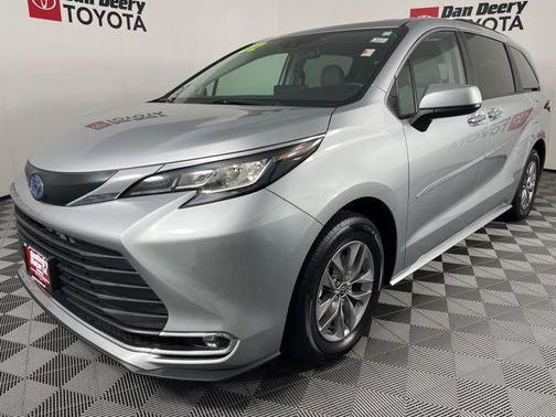 Celestial Silver Metallic 2022 Toyota Sienna XLE