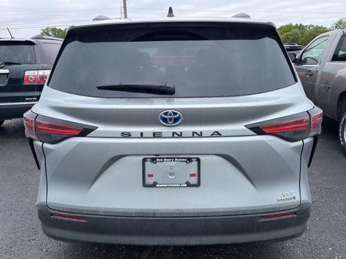 Celestial Silver Metallic 2022 Toyota Sienna XLE