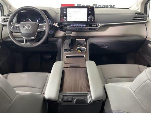 Celestial Silver Metallic 2022 Toyota Sienna XLE