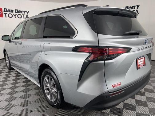 Celestial Silver Metallic 2022 Toyota Sienna XLE