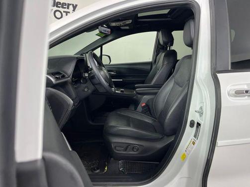 Wind Chill Pearl 2025 Toyota Sienna Platinum