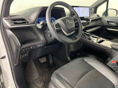 Wind Chill Pearl 2025 Toyota Sienna Platinum
