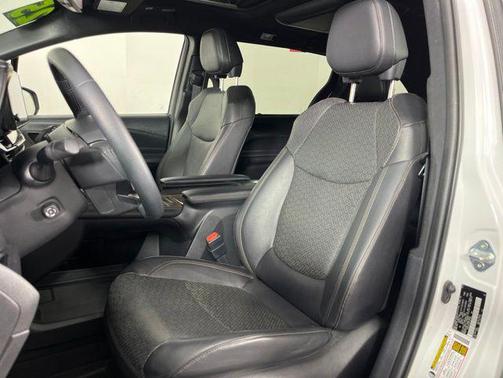 Wind Chill Pearl 2025 Toyota Sienna Platinum