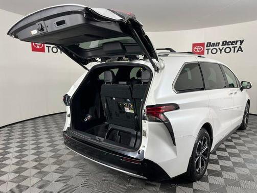 Wind Chill Pearl 2025 Toyota Sienna Platinum
