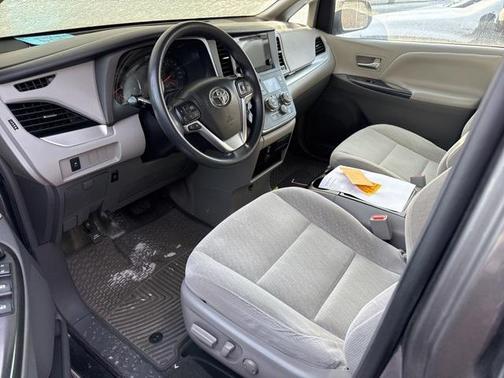 2017 Toyota Sienna LE