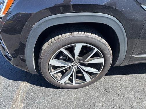 Deep Black Pearl 2024 Volkswagen Atlas Cross Sport 2.0T SEL Premium
