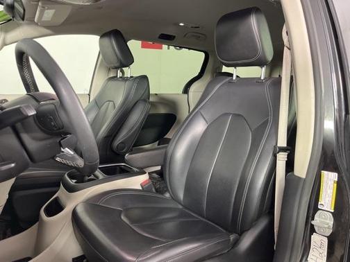 2023 Chrysler Pacifica Touring-L