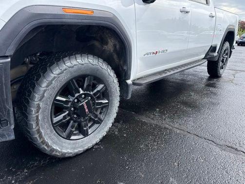 Summit White 2025 GMC Sierra 2500 AT4