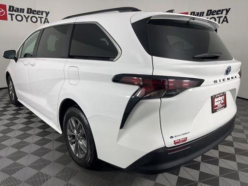 Ice Cap 2025 Toyota Sienna LE