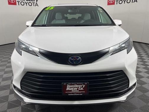 Ice Cap 2025 Toyota Sienna LE