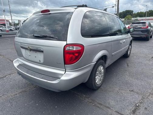 2006 Chrysler Town & Country Base