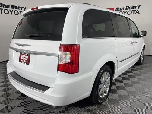 2016 Chrysler Town & Country Touring
