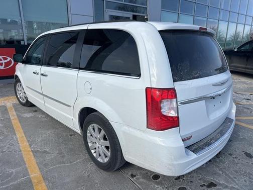 2016 Chrysler Town & Country Touring