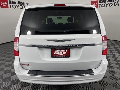2016 Chrysler Town & Country Touring