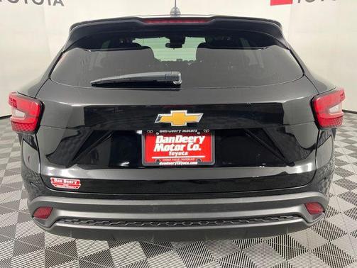 Mosaic Black Metallic 2024 Chevrolet Trax LS