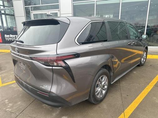2024 Toyota Sienna LE